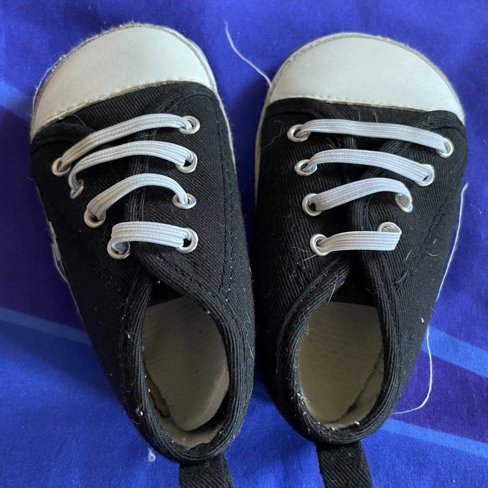 🔥6/$10🔥 Rising Star Baby Shoes, 9-12 Months, Black and White